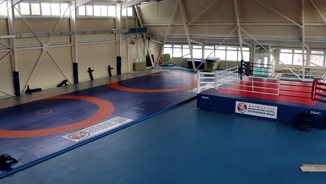 Спортивный комплекс крым. Спортивные объекты Крыма. Спортивный комплекс в Крыму. В Торезе реконструкция спорткомплекса. Какие спортивные объекты есть в Крыму.